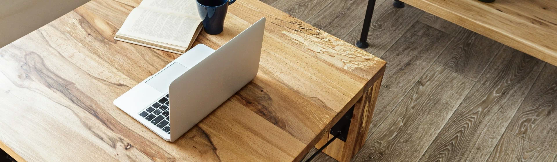 laptop na stoliku